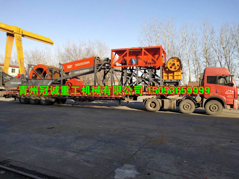 2019新款移動式鵝卵石破碎制砂洗沙設備生產(chǎn)發(fā)貨現(xiàn)場